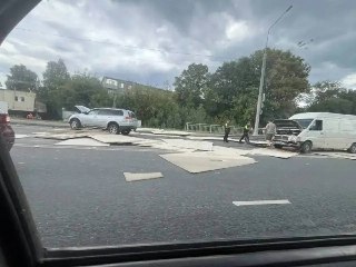 Грузовик потерял груз на дороге: аварийная ситуация на Юбилейном