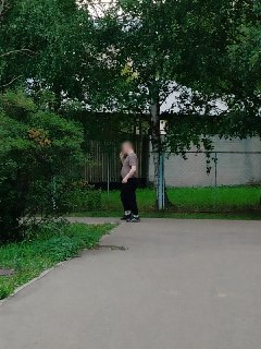Необычное Поведение Мужчины на Детской Площадке Вызвало Обсуждение