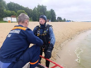 В Костроме водолазы очистили пляж от опасного обломка